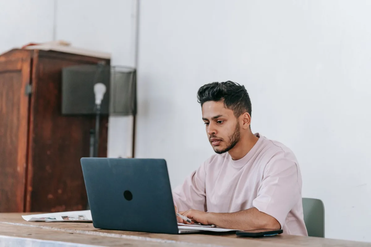 Développeur web freelance ou agence : que choisir pour votre projet ?